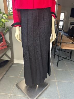 St John Collection by Marie Gray Black Pleated Long Knit Skirt ~ Size 6